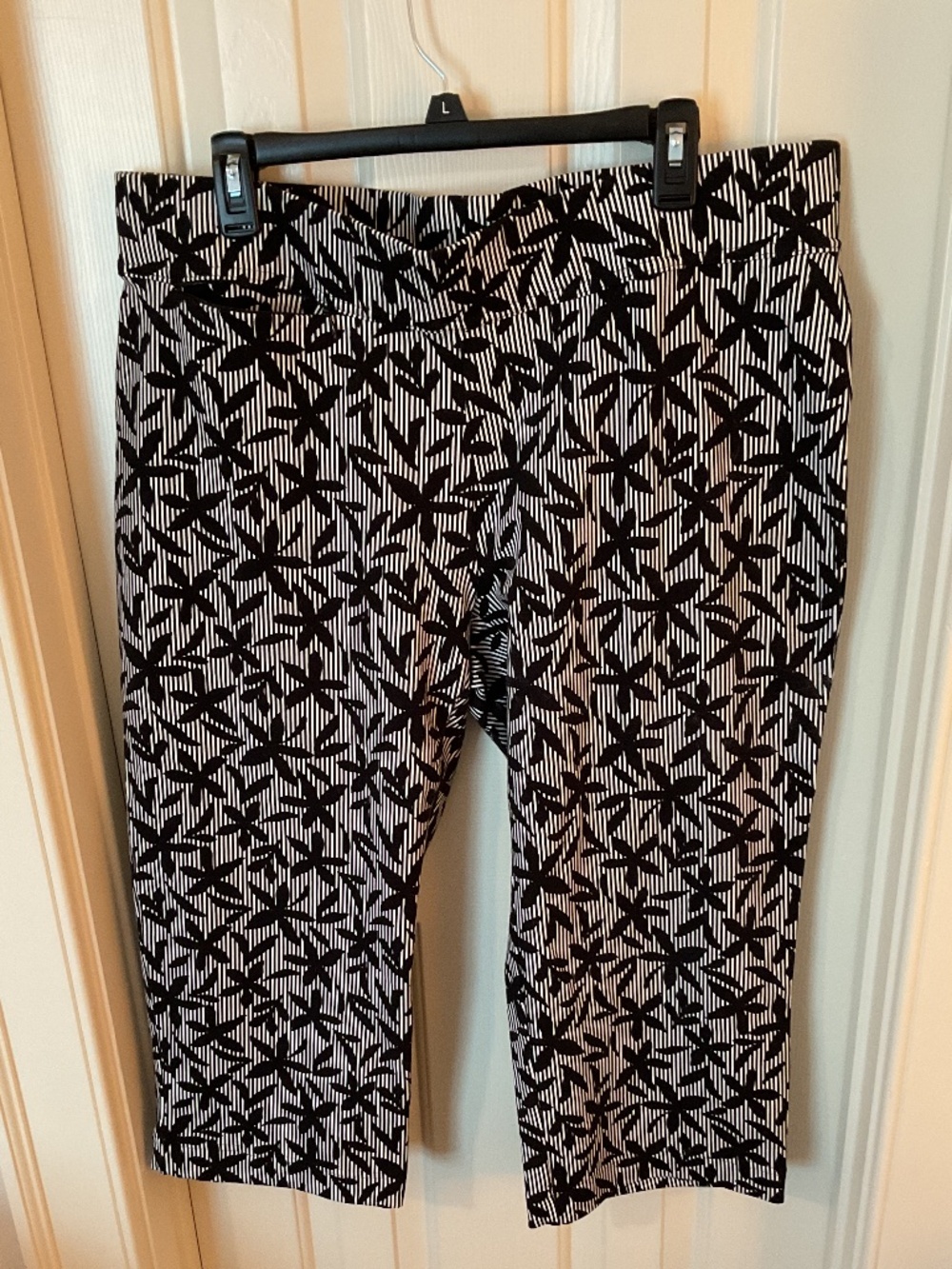 Lands' End Black & White Geometric Capris